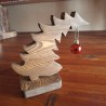 Alberello di Natale in legno handmade con pallina rossa – decorazione natalizia rustica e minimal