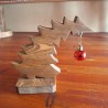 Alberello di Natale in legno handmade con pallina rossa – decorazione natalizia rustica e minimal
