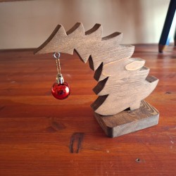Alberello di Natale in legno handmade con pallina rossa – decorazione natalizia rustica e minimal