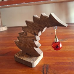 Alberello di Natale in legno handmade con pallina rossa – decorazione natalizia rustica e minimal