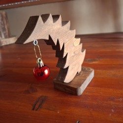 Alberello di Natale in legno handmade con pallina rossa – decorazione natalizia rustica e minimal