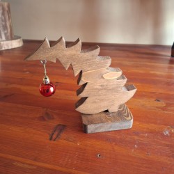 Alberello di Natale in legno handmade con pallina rossa – decorazione natalizia rustica e minimal